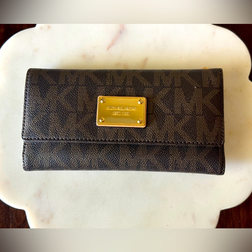 Michael Kors Trifold Long Wallet.